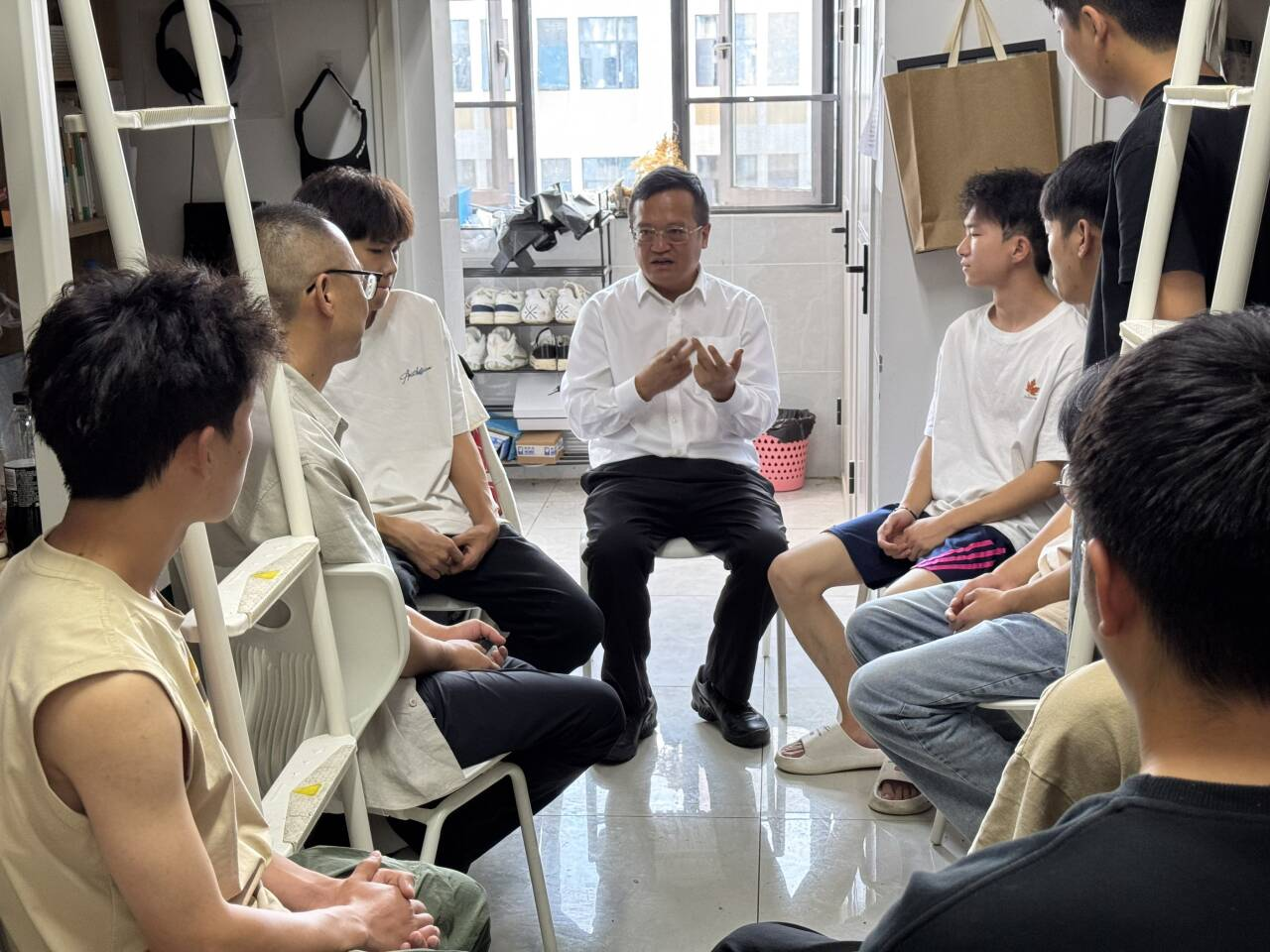 入社区听心声 微党课励青春